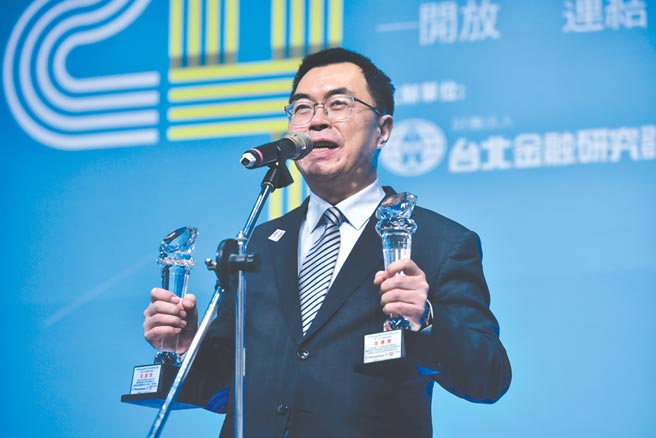 國泰投信共同基金及ETF獲《金鑽獎》四大獎肯定，國泰投信總經理張雍川親自到場並開心高舉獎盃合影。圖／顏謙隆