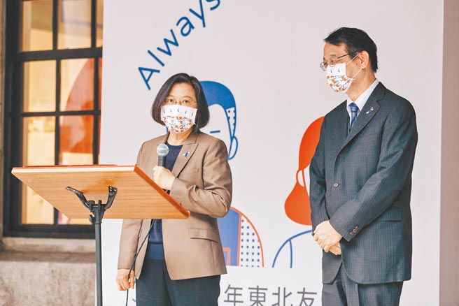 蔡英文总统（左）18日前往于华山文创园区参访「311十周年东北友情特展 」，由日本台湾交流协会代表泉裕泰（右）陪同，蔡接受联访时表示，「核四重启」不是选项，没有县市愿意承受核四与核废料的风险。（郭吉铨摄）