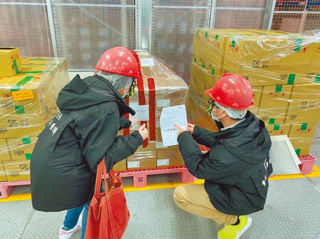 11.7万剂AZ疫苗已完成检验封籤，指挥中心今召开专家会议做出完整决定。图为食药署人员检查先前封存疫苗，拆除封条并再次核对批号数量。（食药署提供）