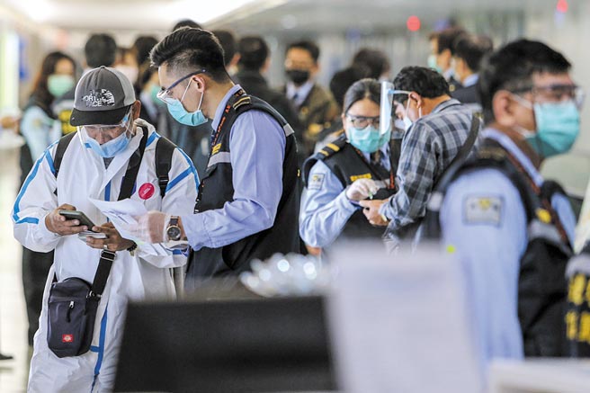 陸委會主委邱太三18日宣布，基於活絡兩岸經濟往來活動，大陸人士來台從事商務履約或跨國企業內部調動，經中央流行疫情指揮中心洽各機關研商，即日起可提出申請。圖為昨日桃園機場入境旅客。（陳麒全攝）