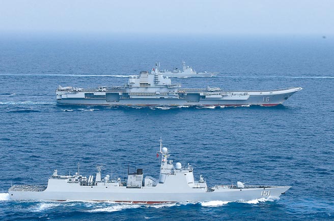 圖為大陸海軍遼寧艦航母編隊進行遠海實兵對抗訓練。（中新社）