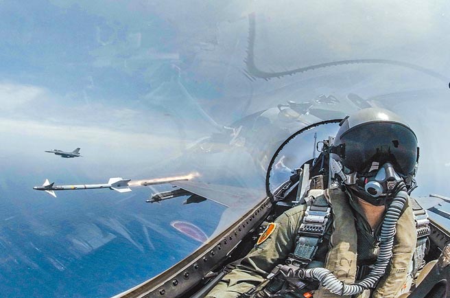 面对共机持续侵扰，国防部除常态部署空巡兵力，并要求在遇突发状况，秉持「不怯敌、不挑衅」立场。图为空军F-16战机升空后，发射响尾蛇飞弹射击模拟目标。（军闻社）