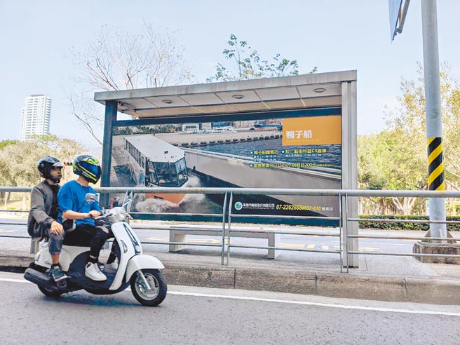 鴨子船去年9月公告在10月結束營運，但巿區的公車候車亭還有廣告，挨批「廣告不實」。（曹明正攝）