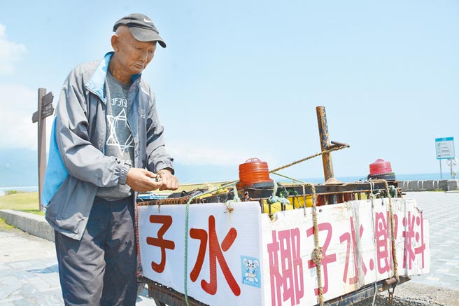 饲主陈姓阿伯平日在七星潭风景区卖椰子水。（王志伟摄）