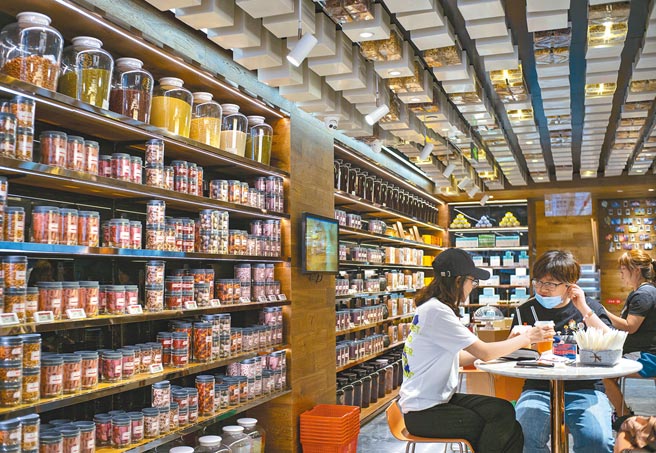 大陆咖啡市场庞大，业者各出奇招。位于北京市朝阳区双井附近的一家同仁堂知嘛健康店内，店内除传统的问诊抓药外，还出售咖啡。（中新社）