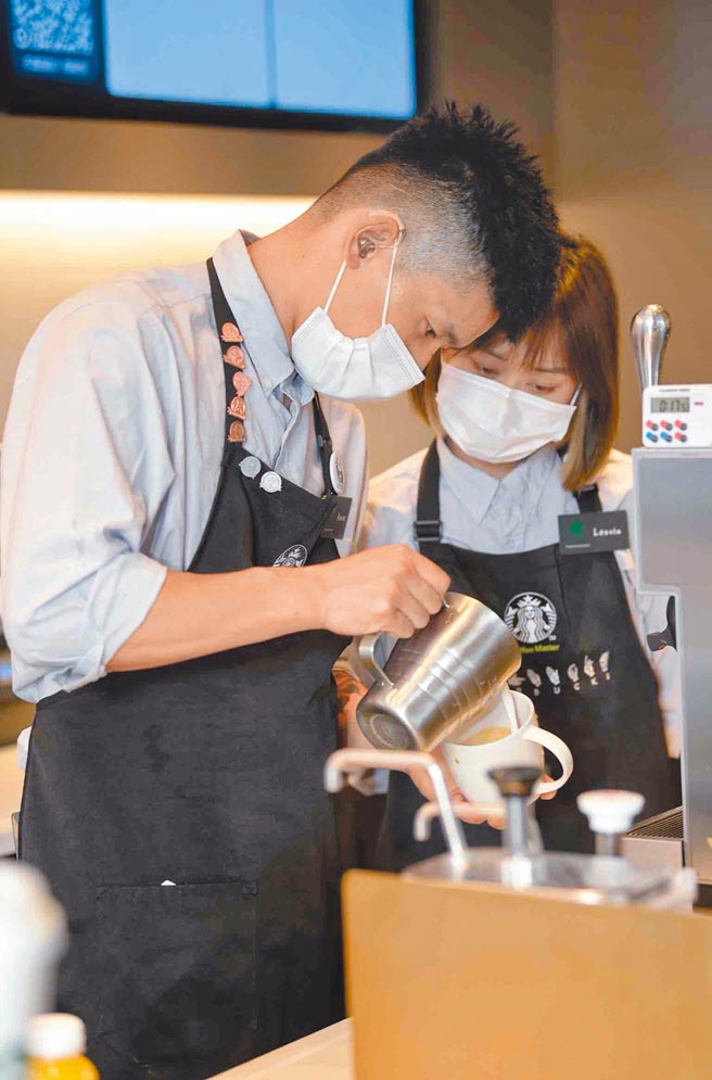 美国星巴克在大陆展店迅速，但也面临不少本土咖啡业的挑战。图为2月星巴克中西部首家手语门店在成都开业。（新华社）