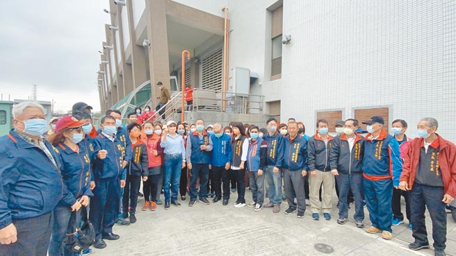 新北市議員李翁月娥18日下午2時，在蘆洲排水站前舉行會「反水肥進蘆洲」會勘，蘆洲區20名里長和大批民眾到場表示抗議。（戴上容攝）