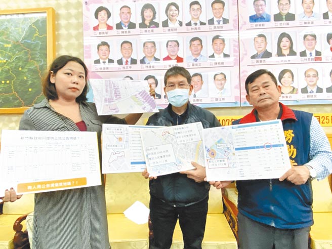 新竹縣議員連郁婷（左起）、何智達、羅美文18日下午舉辦記者會，質疑松林國小換地蓋校舍，在換地部分有爭議。（莊旻靜攝）