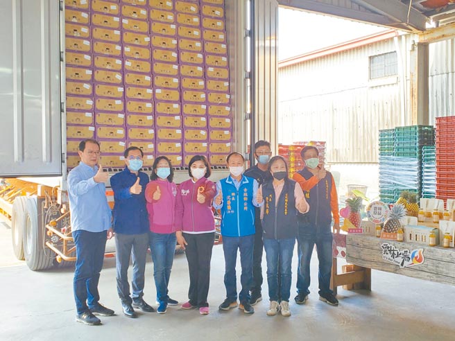 雲林縣府農業處長吳芳銘（左二）替雲林鳳梨爭取到外銷香港訂單，縣長張麗善（左四）18日親自主持鳳梨封櫃儀式。（周麗蘭攝）
