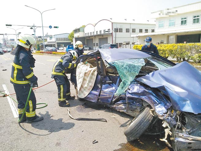 嘉义县水上乡台1线18日发生3车连环车祸，8旬老夫妻驾驶的自小客遭拦腰撞上，车体被撞得残破不堪，卡在车内的老夫妻被救出时已无生命迹象。（读者提供／吕妍庭嘉义传真）