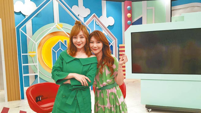 季芹（左）、佩甄昨主持《媽媽好神之俗女家務事》。（吳維書攝）