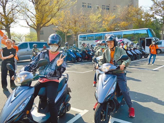 卢广仲（左）昨与不老骑士从台中骑到彰化。（卢金足摄）