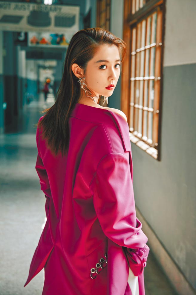 邵雨薇日前以男裝造型赴台北時裝周看秀。（多曼尼提供）