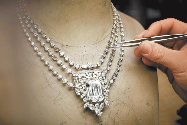 香奈儿以N°5香水瓶身发想设计「55.55项炼」，一颗颗梨形钻石就像是香水芳露，钻炼犹如飘散四溢的香氛。（CHANEL提供）