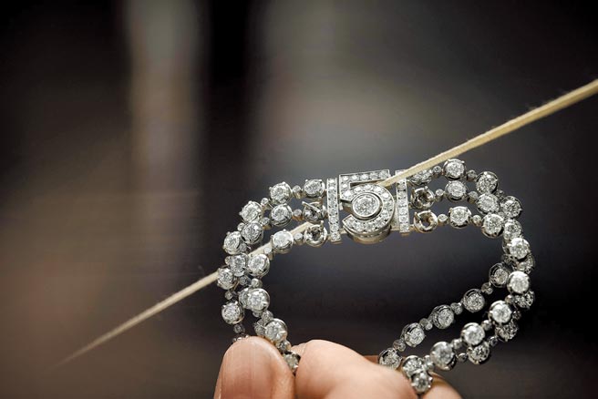 香奈儿「55.55项炼」处处藏有「5」的幸运数字。（CHANEL提供）