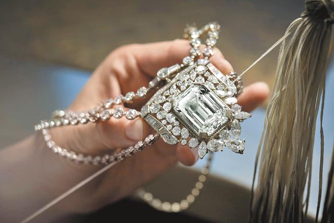 香奈儿「55.55项炼」的55.55克拉主石，是精算之下将裸石切出幸运数字的钻石。（CHANEL提供）