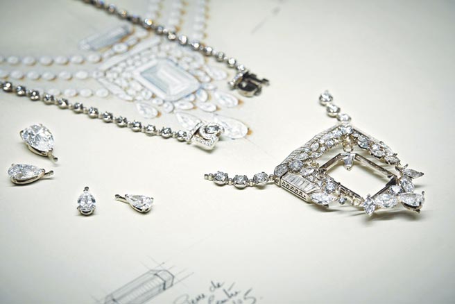 香奈儿「55.55项炼」歷经多年构思规画，终于在N°5香水百周年的今年正式问世。（CHANEL提供）