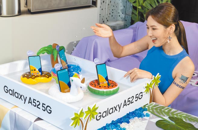 三星全新Galaxy A52 5G，支援IP67防水防尘，配上1200万像素超广角镜头、500万像素景深及微距镜头，以及3200万像素的前镜头，最适合年轻、爱外出玩乐的使用者。（三星提供）