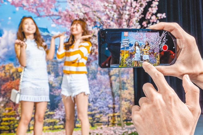 小米11主打1亿800万像素广角镜头，更提供专业电影级相机配置、多款AI电影特效及录影滤镜；现购机即享免登录超长2年保固与1年内1次免费萤幕维修，再享维修免费到府收送服务。（小米提供）