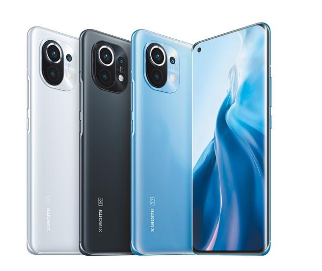 小米11有天际蓝、午夜灰、云朵白3色，定价2万1999元，28日前开放全通路限量预购，4月2日起陆续于全通路开放领机。（小米提供）