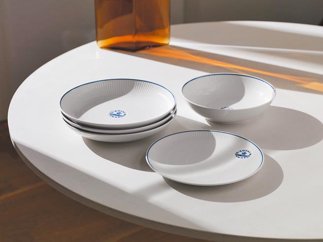皇家哥本哈根藍色印記系列，23公分平盤1600元、27公分平盤2000元。（皇家哥本哈根提供）