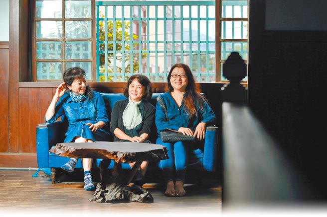 「他們在島嶼寫作」第三系列《願未央》、《我記得》劇照，圖中為文學朱家三姊妹，左起朱天文、朱天心、朱天衣。（目宿媒體提供）