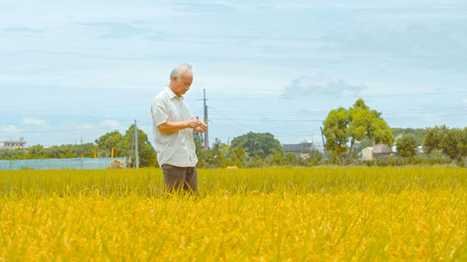 吳晟在《他還年輕》片中表現詩人對土地與文學的堅持。（目宿媒體提供）