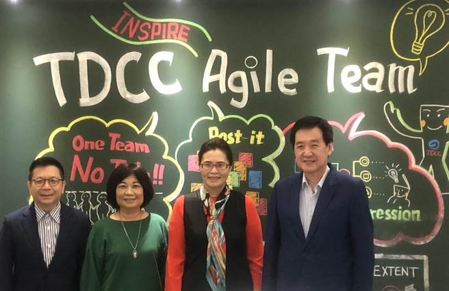 費鴻泰(右起)、王怡心、陳美伶及林修銘參加會計研究發展基金會、會計研究月刊舉辦「2021 科技的力量 × 社會新創不打烊」研討會。(費鴻泰研究室提供)