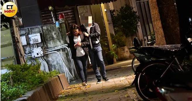 高壮眼镜男与立院女战神深夜漫步北市街头。（图／摄影组）