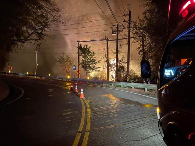 阿里山大火延燒36小時未滅，今明櫻花季路斷民眾難上山。(嘉義縣消防局提供)