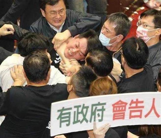 示意图。立法院去年莱猪大战时，基进党立委陈柏惟（图中者）遭国民党立委林为洲秒杀。（资料照）