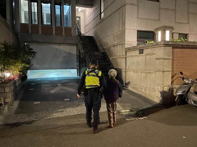 员警查出这位白髮苍苍的91岁的何姓阿嬷身分后，护送其返回家中。（警方提供）