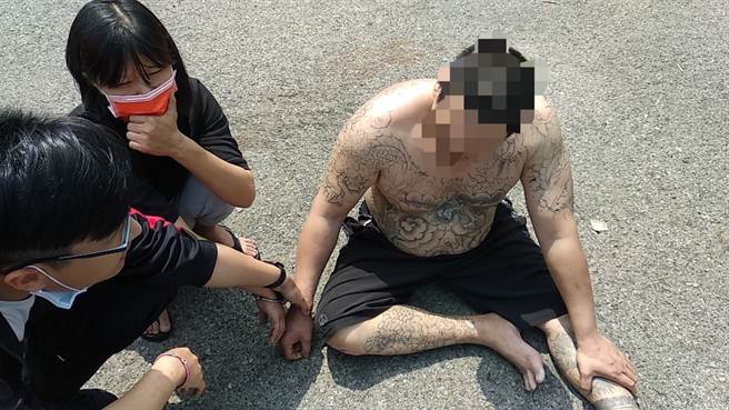 慣竊拒捕遭咬傷派出所長，犯案20小時內落網局長親慰問。(警方提供)
