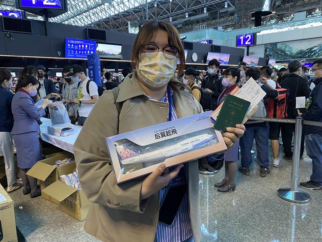 航空迷曾小姐清晨4点到桃园机场排队报到，抢得头香。（陈佑诚摄）