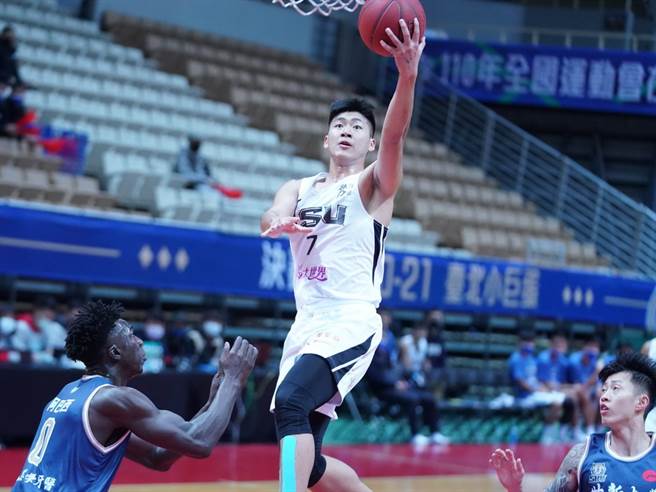 随着义守前锋邱子轩右脚大扭，今晚的UBA男生组4强准决赛更添变数。(大专体总提供)