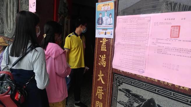 全台基層漁會選舉今天登場，南市警方在各投開票派遣警力維護秩序並全程錄影蒐證，以維護乾淨選風。（台南市警局提供／莊曜聰台南傳真）