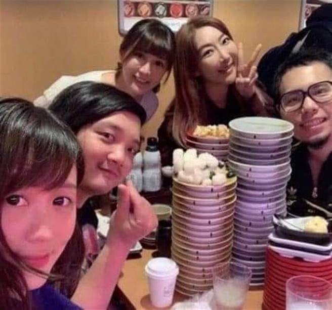 李宓和朋友吃免费鲑鱼，留一堆醋饭被炮轰太浪费。（图／FB@李宓）