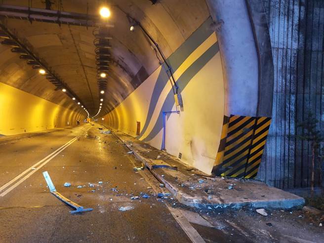 今日（3月20日）凌晨5時，在國道6號西向28.7公里處，發生一起聯結車自撞隧道口事故。（國道警察第七隊提供／黃立杰南投傳真）