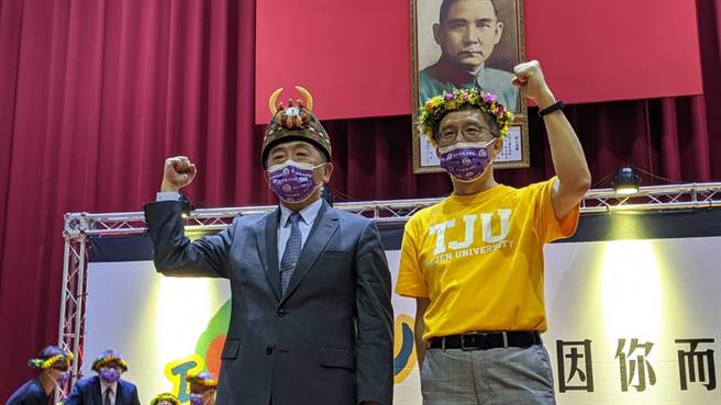 卫福部长陈时中（左）20日到屏东大仁科技大学，参加55周年校庆大会，表示这批新冠肺炎疫苗没有效期比较短的问题，也会在效期内打完，不会延期。（潘建志摄）