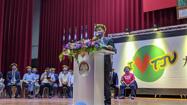 卫福部长陈时中20日到屏东大仁科技大学，参加55周年校庆大会，表示这批新冠肺炎疫苗没有效期比较短的问题，也会在效期内打完，不会延期。（潘建志摄）