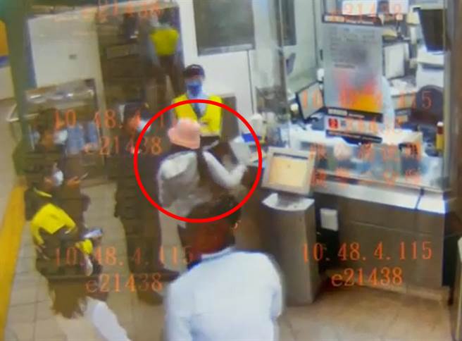 一名女子（紅圈處）在網路控訴，遭到捷運局人員無故扯髮。（讀者提供／陳鴻偉翻攝）