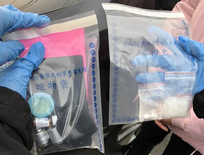 警方从女子内衣夹层起获毒品。（警方提供，文：陈鸿伟）