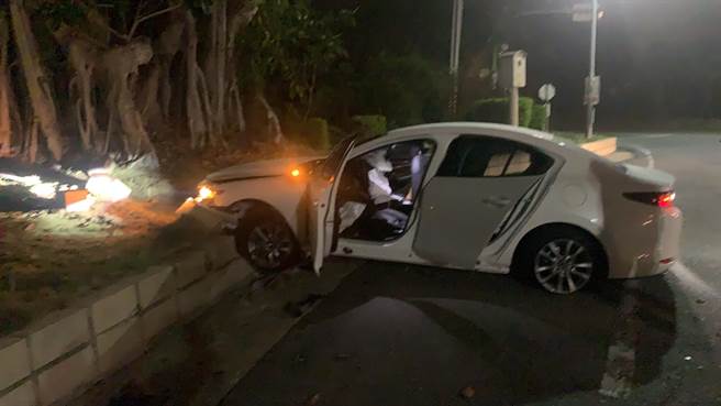 金門19日深夜傳出金防部周姓士兵酒駕閃避攔檢，竟加速衝撞警車，遭警方連開3槍制止，最後自撞2公里外的安全島落網。（警方提供）