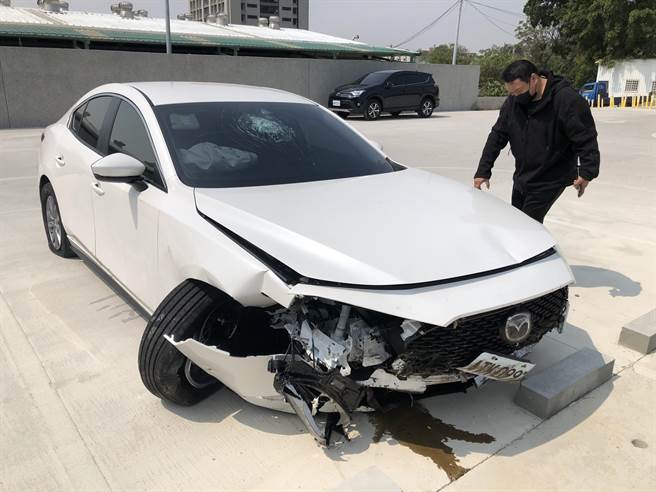 衝撞警方的小客車，車頭嚴重毀損。（李金生攝）