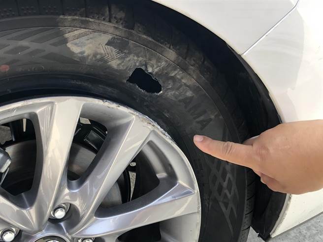 小客車的輪胎留下彈孔。（李金生攝）