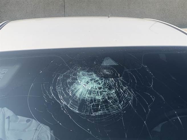 後座乘客未繫安全帶，飛撞前擋風玻璃。（李金生攝）