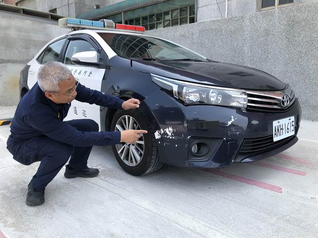 警車也遭衝撞受損。（李金生攝）