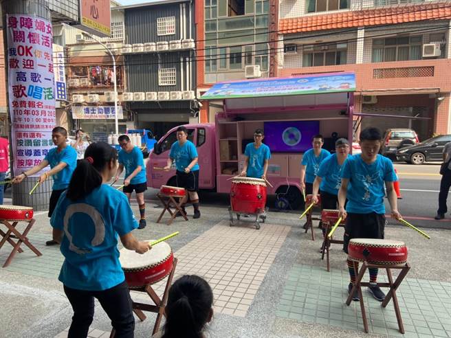 信望爱教保员带领下，身障学员展现练习多日的成果，卖力唱跳，热情开场。（台中市政府提供）