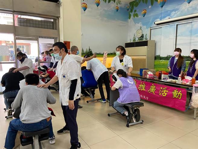 现场还有提供按摩服务等，庆祝110年国际妇女节。（台中市政府提供）