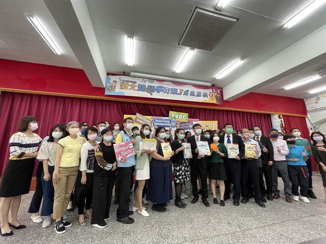 新北市教育局今举办「技高双语学分班」成果发表会，有41位技职教师通过双语教学认证，将专业课程融入英文，盼让学生接轨国际。（蔡雯如摄）